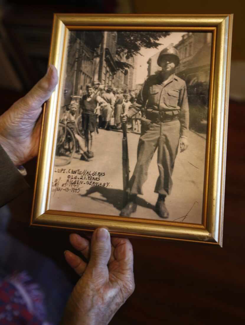 Lupe Valderas con una fotografía de cuando era soldado en la Segunda Guerra Mundial.