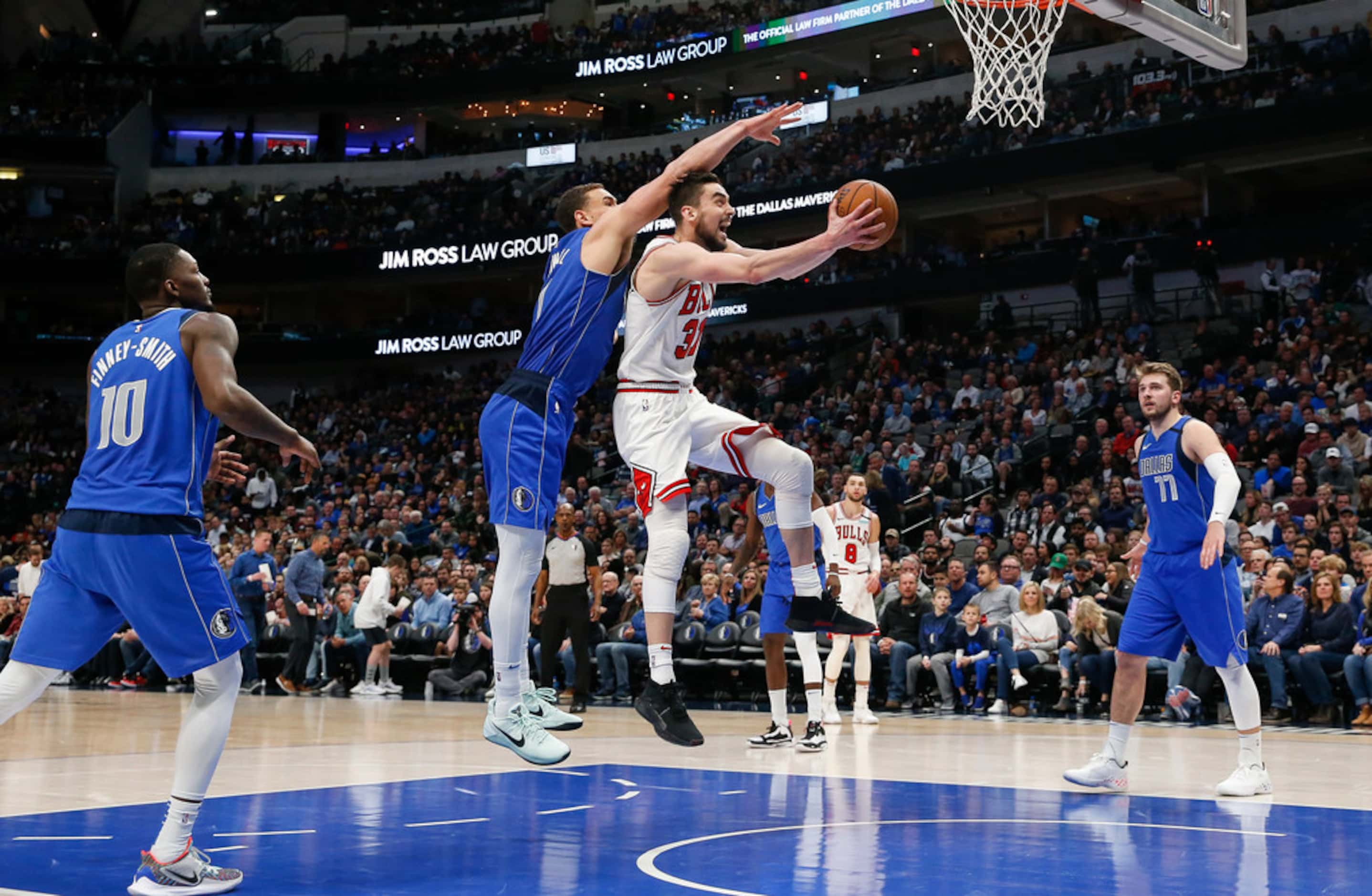 Chicago Bulls guard Tomas Satoransky (31) goes to the basket past Dallas Mavericks forward...