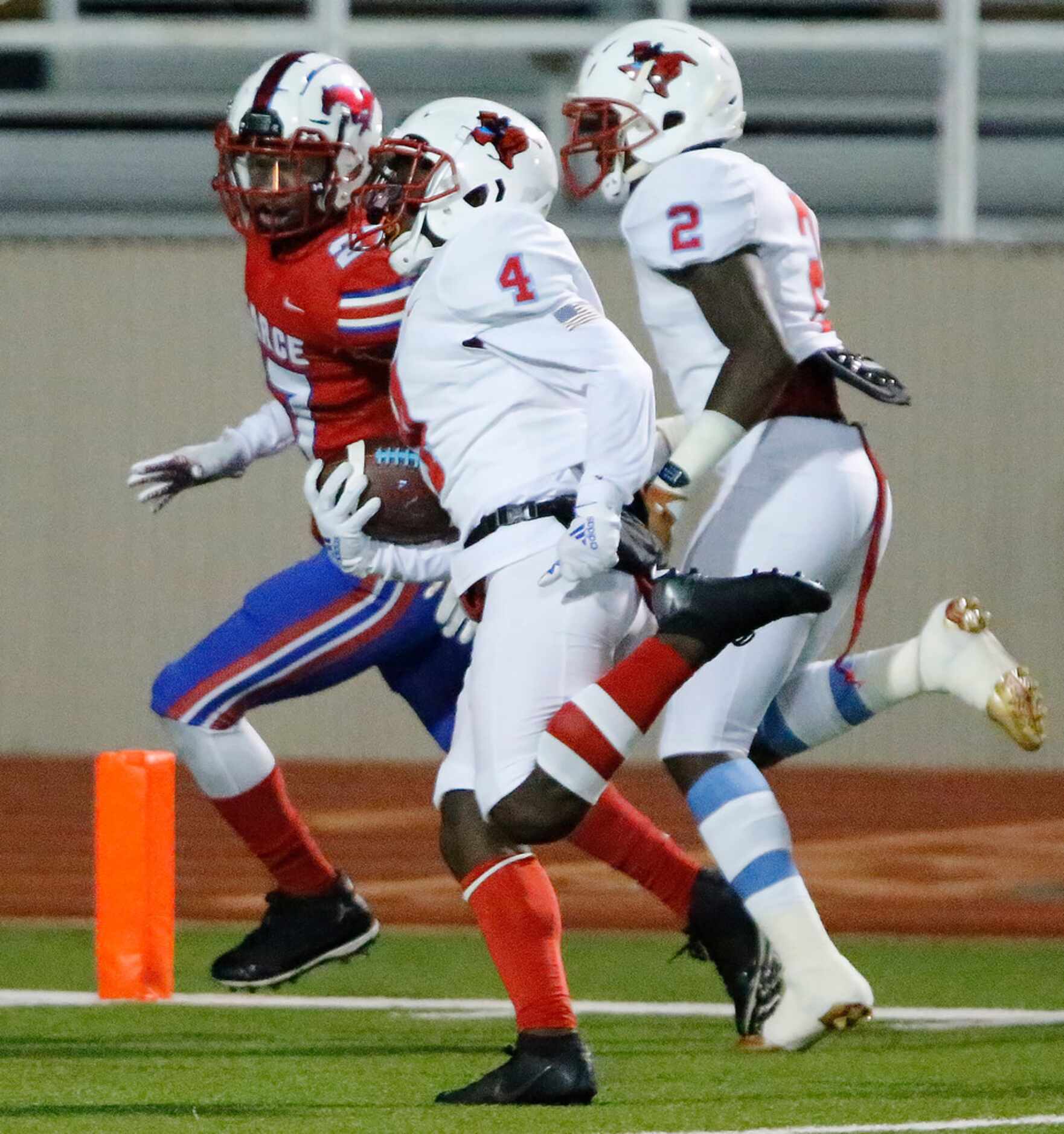 Skyline High School running back Qualon Farrar (4) runs for a touchdown on his teamâs...