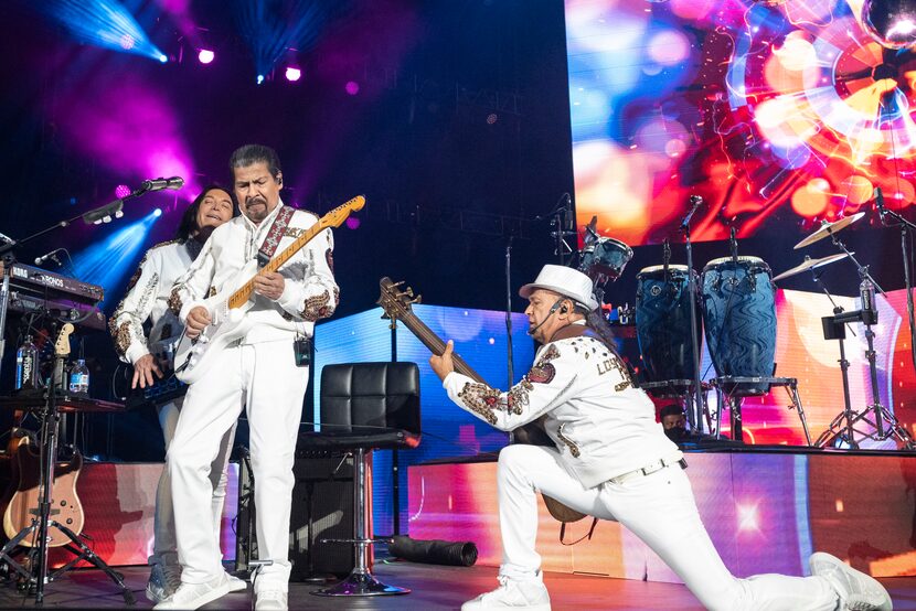 El legendario grupo mexicano Los Bukis se presentó en concierto en el AT&T Stadium de...