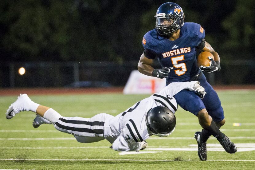 Sachse wide receive Devin Duvernay (5) gets past Bishop Lynch defensive back Drayton Delaney...