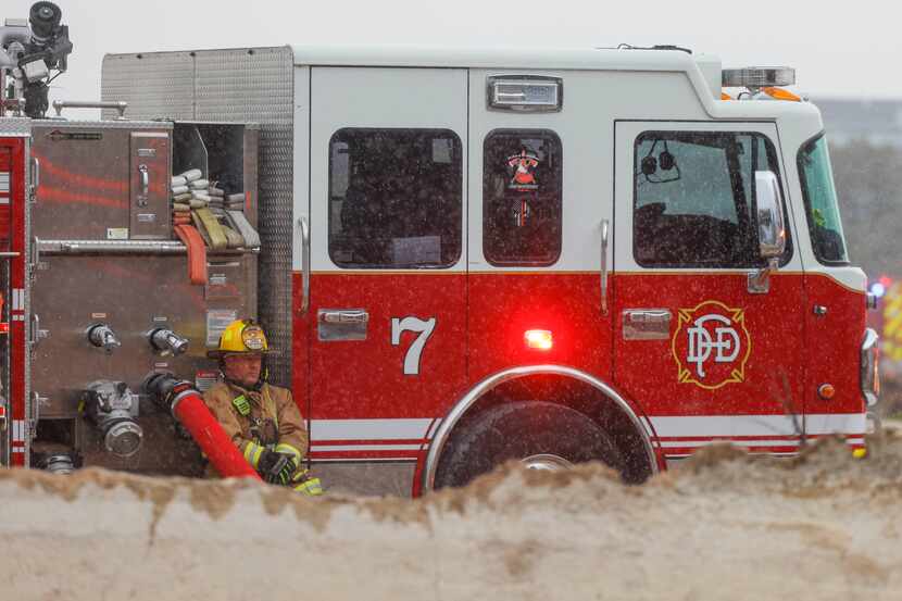 Camiones de Dallas Fire-Rescue atienden un incendio el jueves en el viejo Valley View Mall...