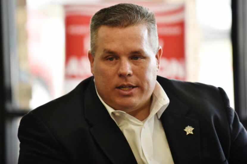 El candidato republicano a Sheriff por el Condado de Dallas, Aaron Meek, habla con sus...