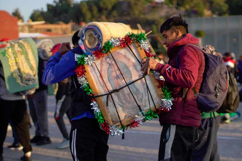 Peregrinos llevan íconos de la Virgen de Guadalupe a la Basílica de Guadalupe en la Ciudad...