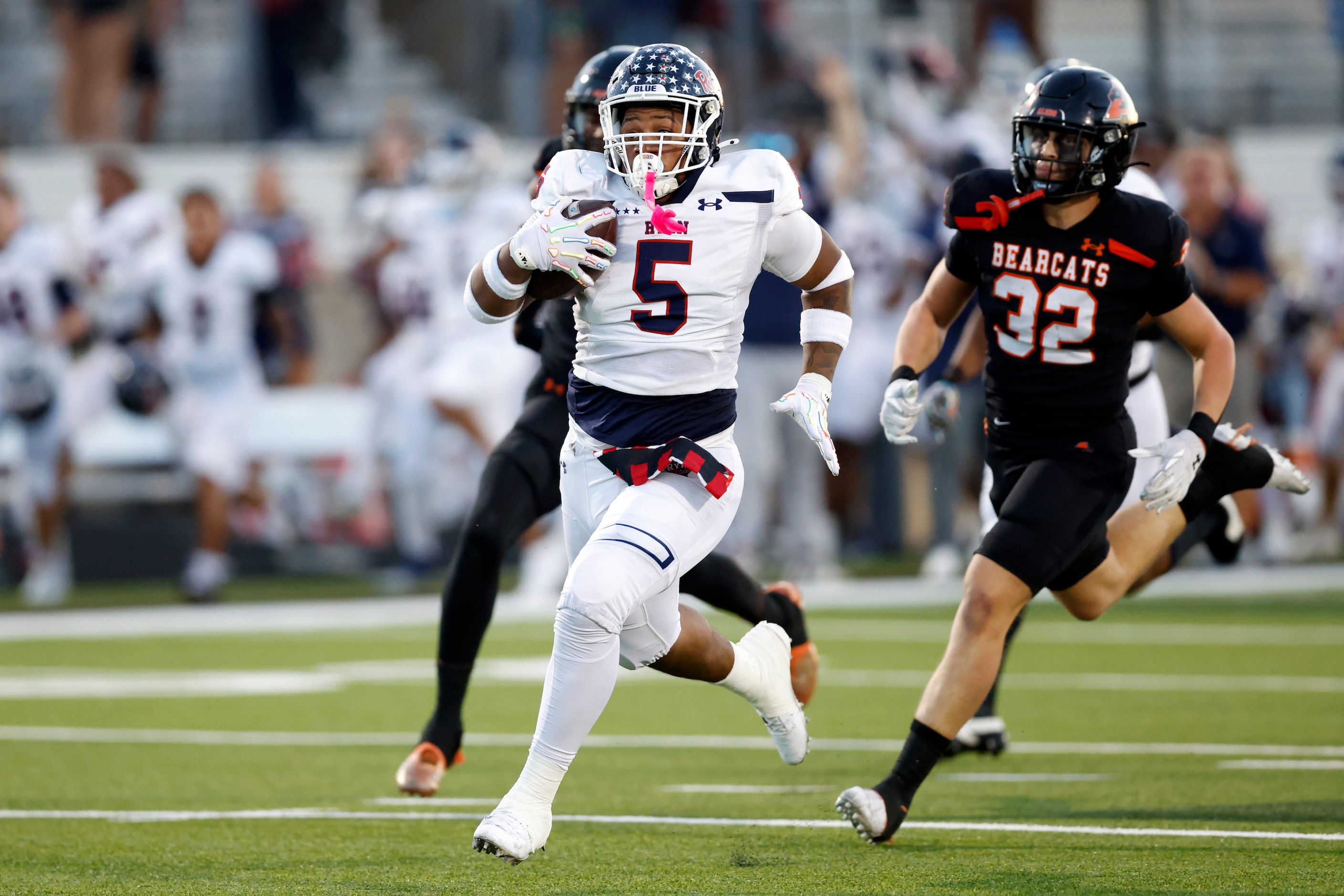 Denton Ryan’s Uzziah Warmate (5) runs for a 53 yard touchdown on fourth down during the...