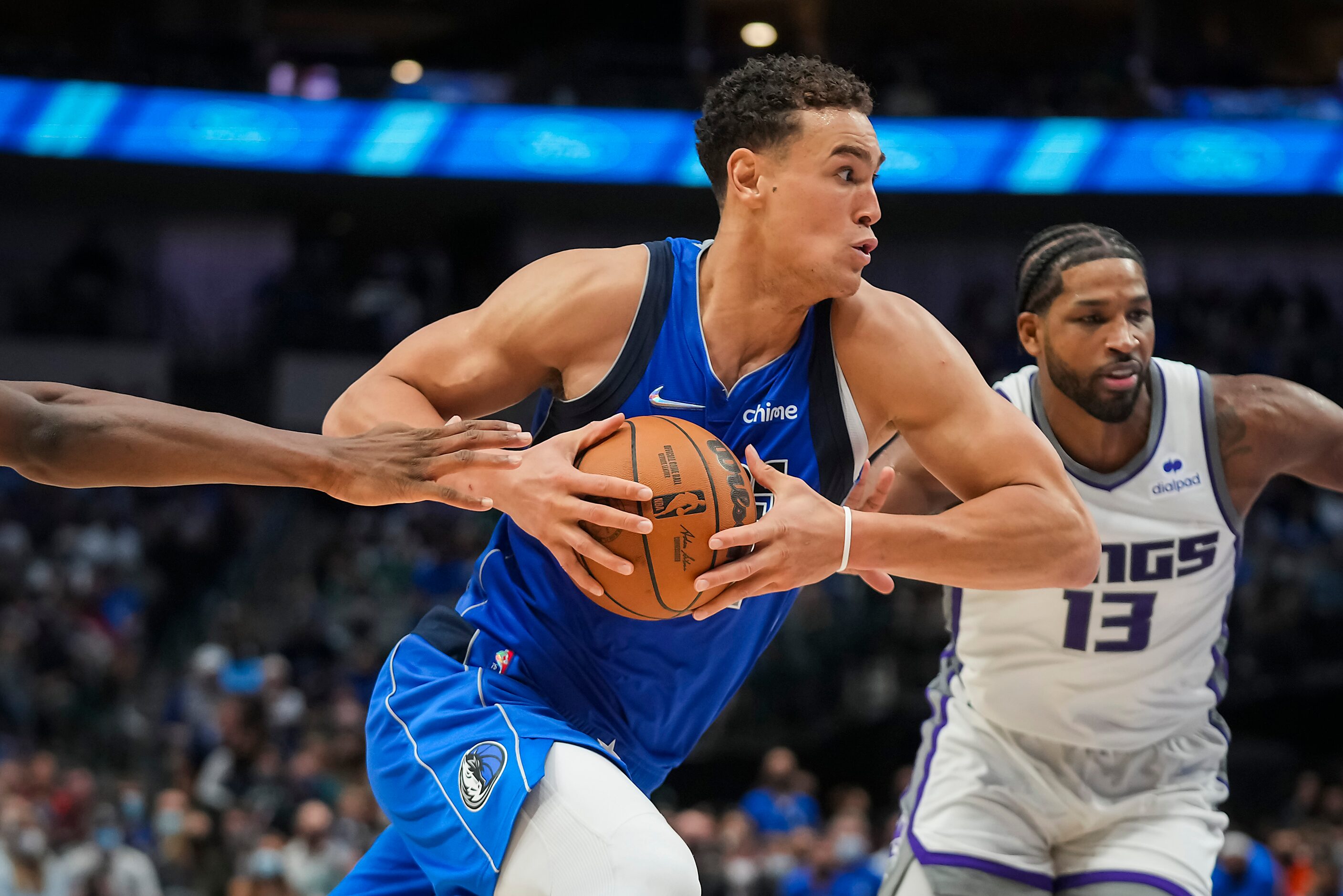 Dallas Mavericks center Dwight Powell (7) drives to the basket against Sacramento Kings...