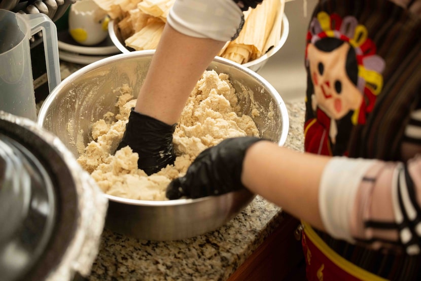 Sara Klein mezclando la masa de maíz para los tamales.