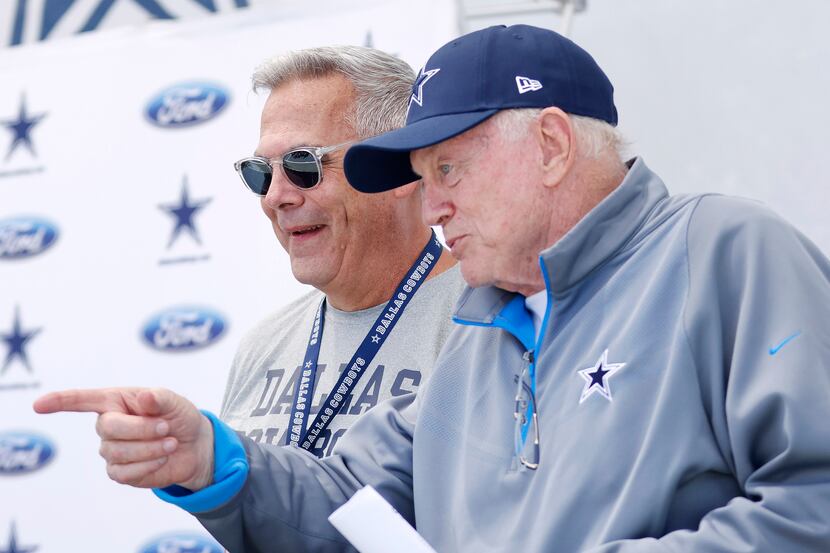 Dallas Cowboys owner Jerry Jones points out members of the media to new Sr. Vice President...