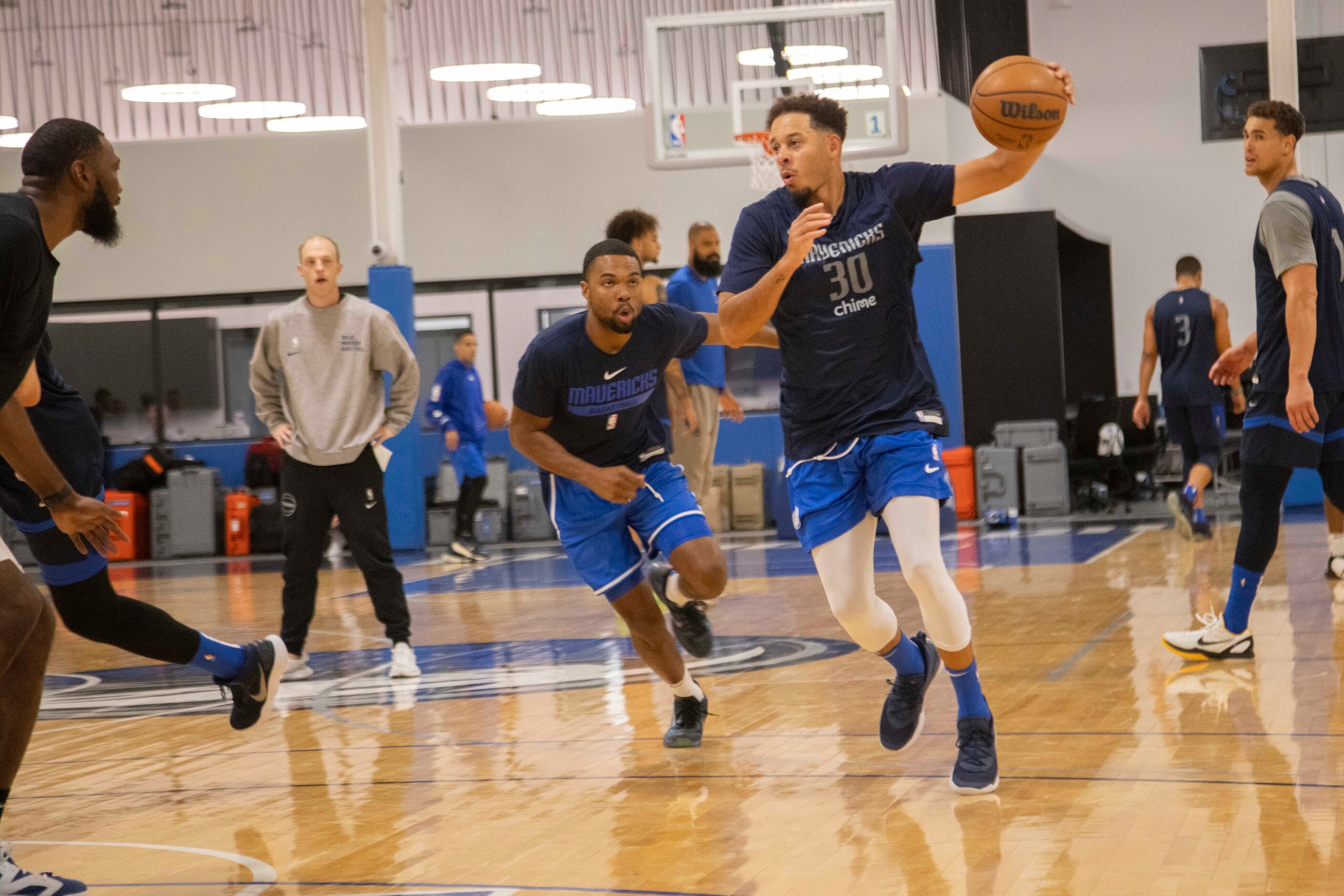 Dallas Mavericks guard Seth Curry (30) practices with teammates at the Mavericks Training...