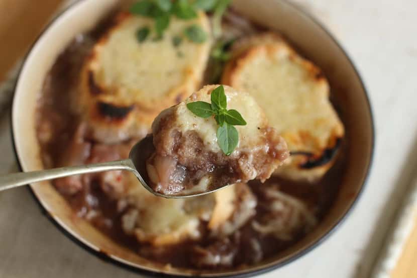 La sopa de cebolla es perfecta para cuando llegue el frío. La estrategia: prepararla un día...