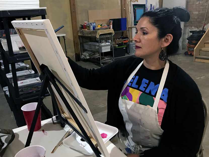 Deyanira Reyna, 46, participó en el “Selena Paint Party” que se realizó en Oak Cliff. JAVIER...
