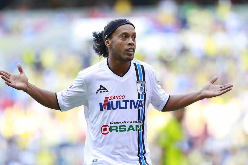 Ronaldinho fue puesto en libertad recientemente luego de ser encontrado culpable de...
