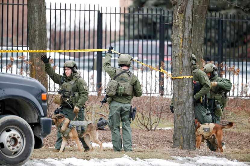 Policías responden a un tiroteo en la cervecería Molson Coors Brewing Co. en Milwaukee, el...