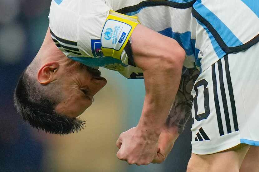 Lionel Messi de Argentina reacciona después del partido  de la semifinal de la Copa del...