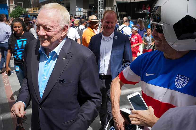 El dueño de los Dallas Cowboys, Jerry Jones, camina entre aficionados que estuvieron en el...