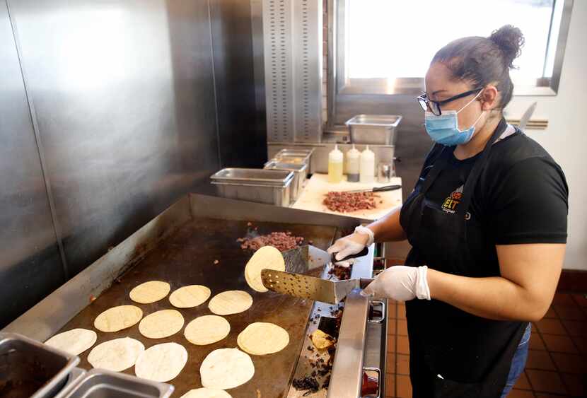 Laura Pina calienta las tortillas en El Tiz taqueria en Dallas el jueves, 30 de julio, 2020. 