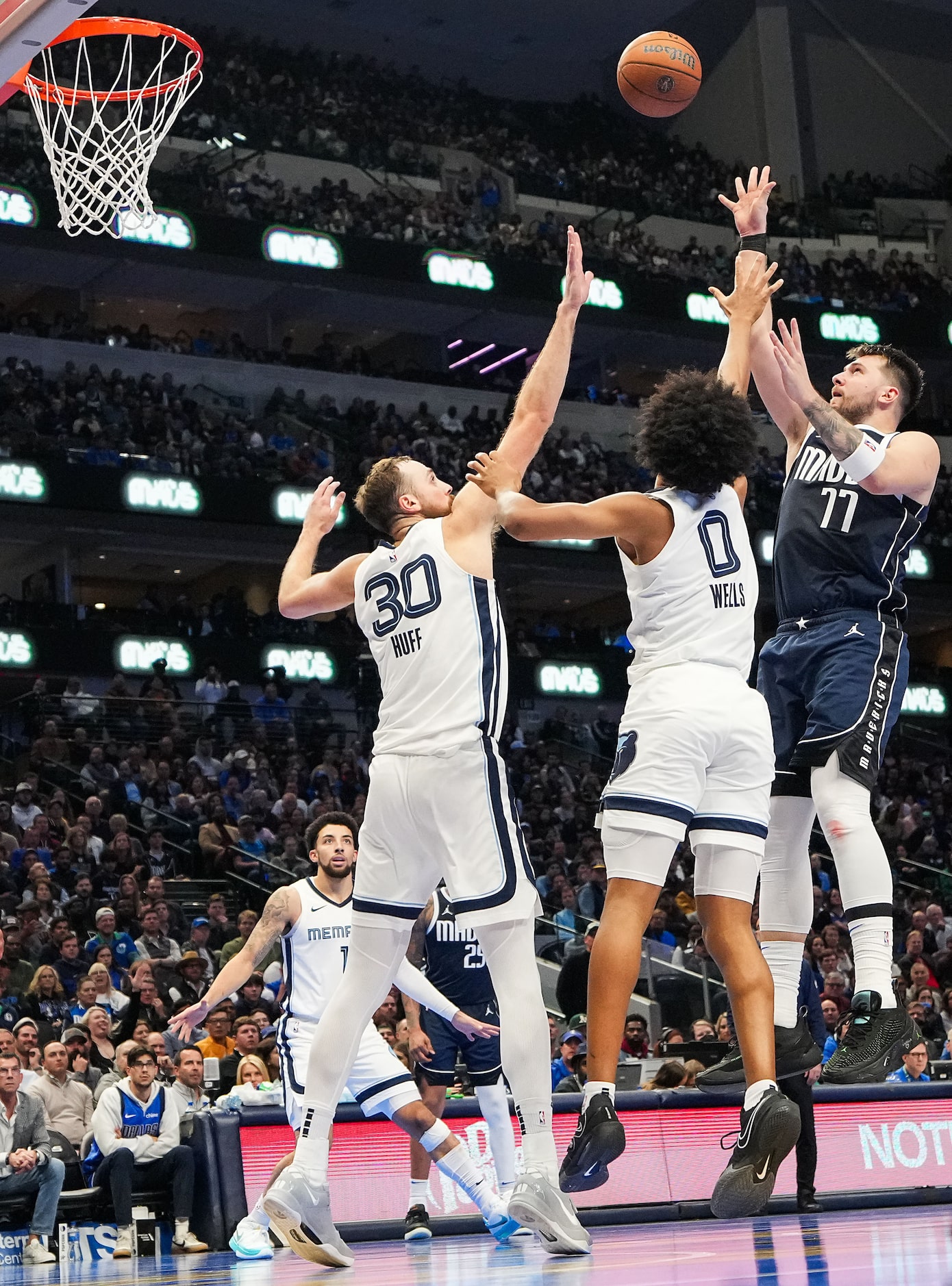 Dallas Mavericks guard Luka Doncic (77) shoots over Memphis Grizzlies forward Jaylen Wells...