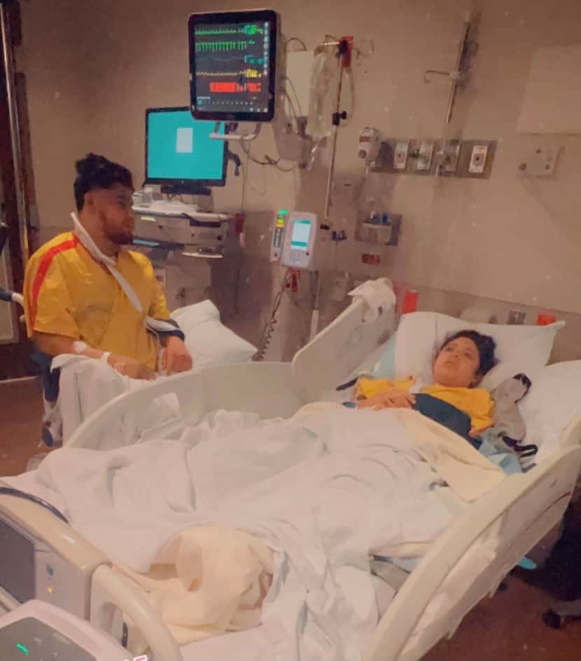 Alan Tienda y Sandra Sánchez en un hospital de Dallas. Ambos fueron trasladados allí en...