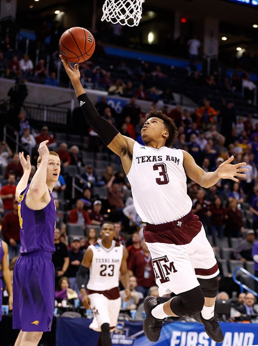  Texas A&M Aggies guard Admon Gilder (3) shoots and makes a layup after a steal in the final...