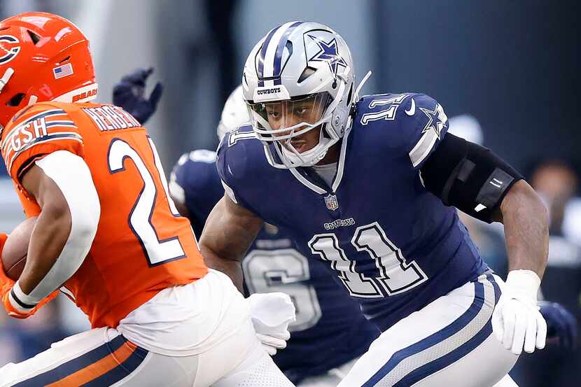 Dallas Cowboys linebacker Micah Parsons (11) gives chase to Chicago Bears running back...