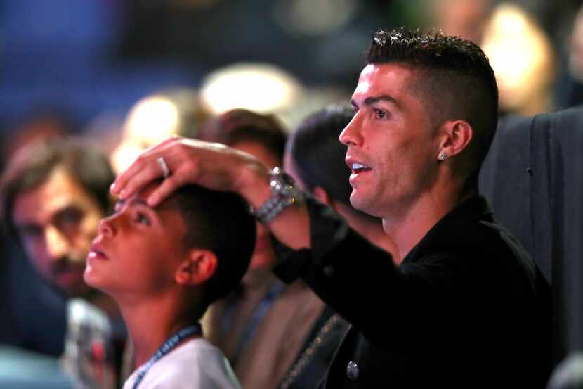 Cristiano Ronaldo y su hijo Cristiano Ronaldo Jr. viendo un partido de tenis en la O2 Arena...
