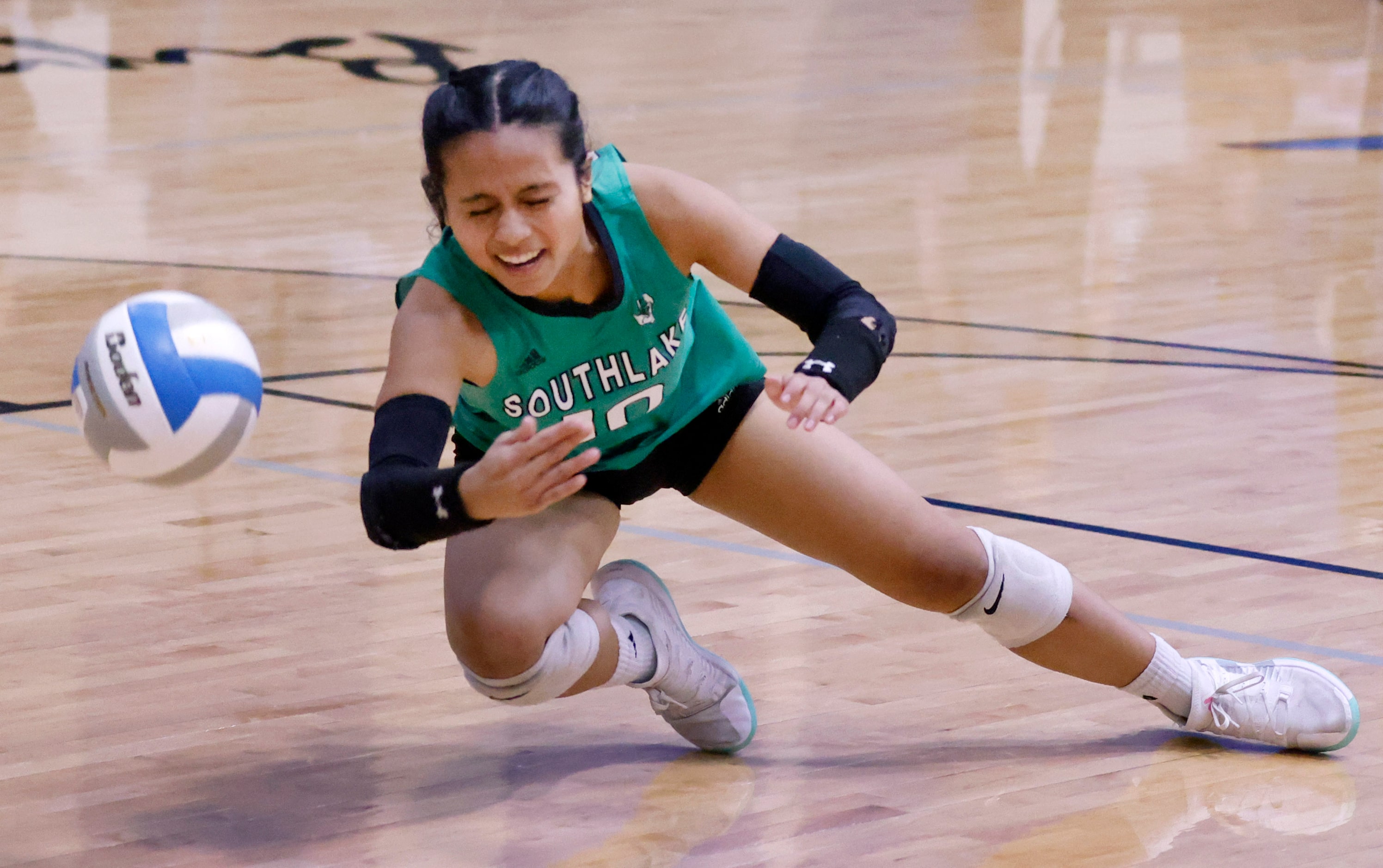 Southlake Carroll defensive specialist Blue Anderson (10) reaches in vain for a ball hit...