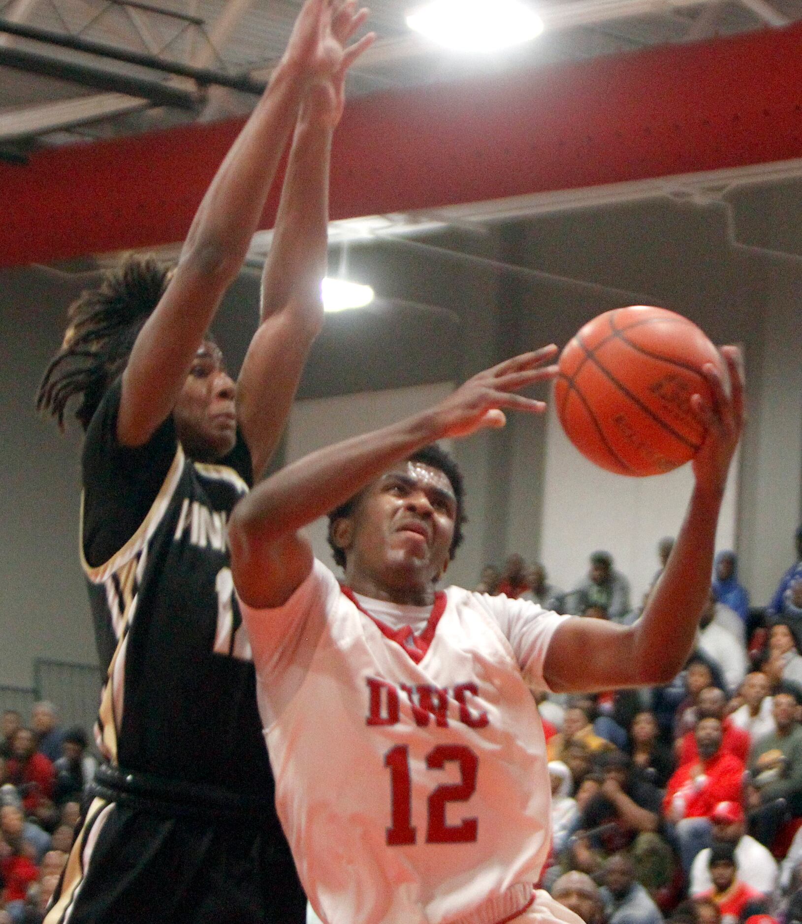 Dallas Carter guard Kyle Givens (12) drives to the basket against the defense of Dallas...