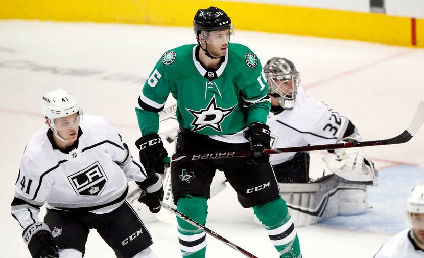 Dallas Stars center Jason Dickinson (16) positions himself in front of Los Angeles Kings...