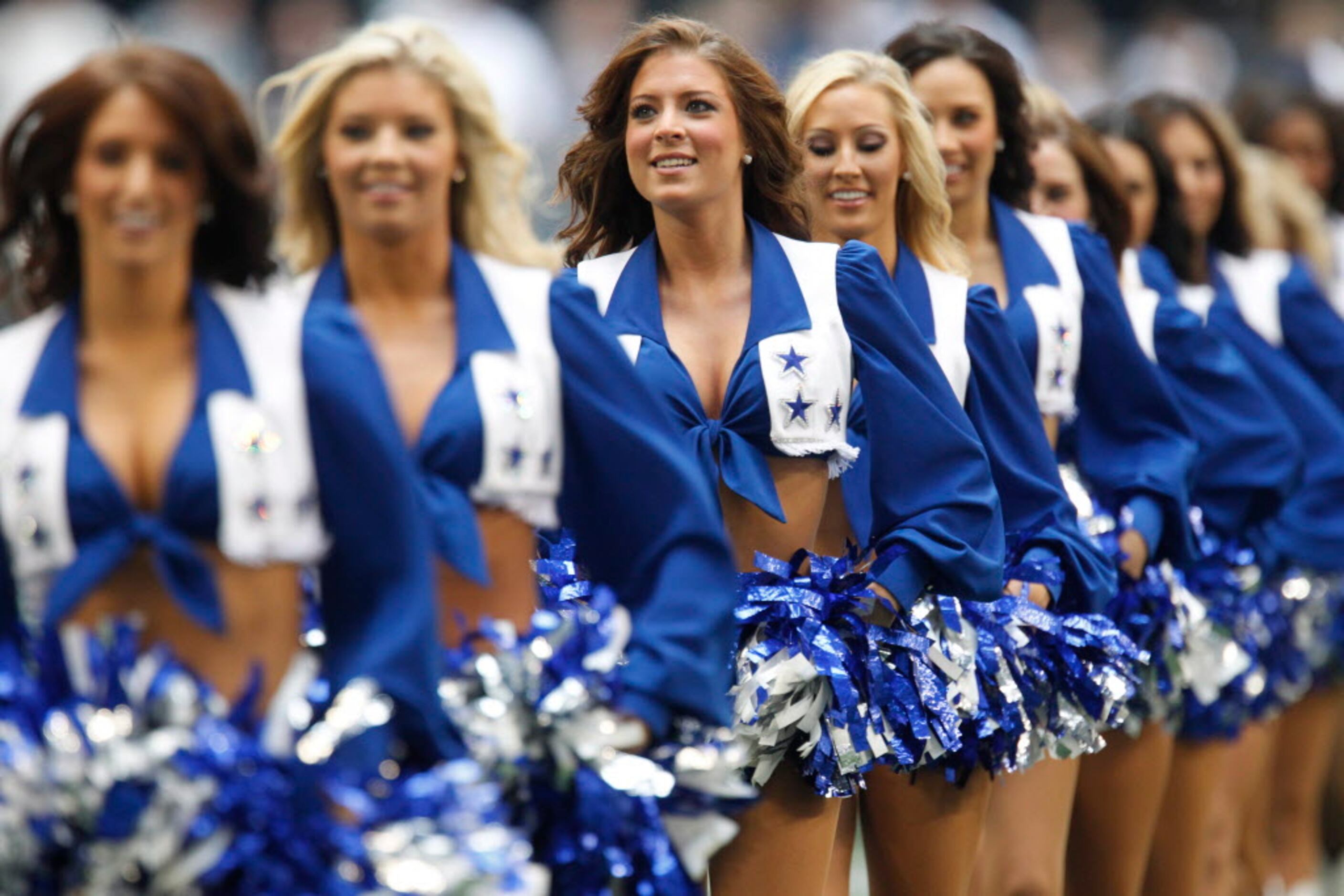 Dallas Cowboys Cheerleaders go crazy after their new locker room