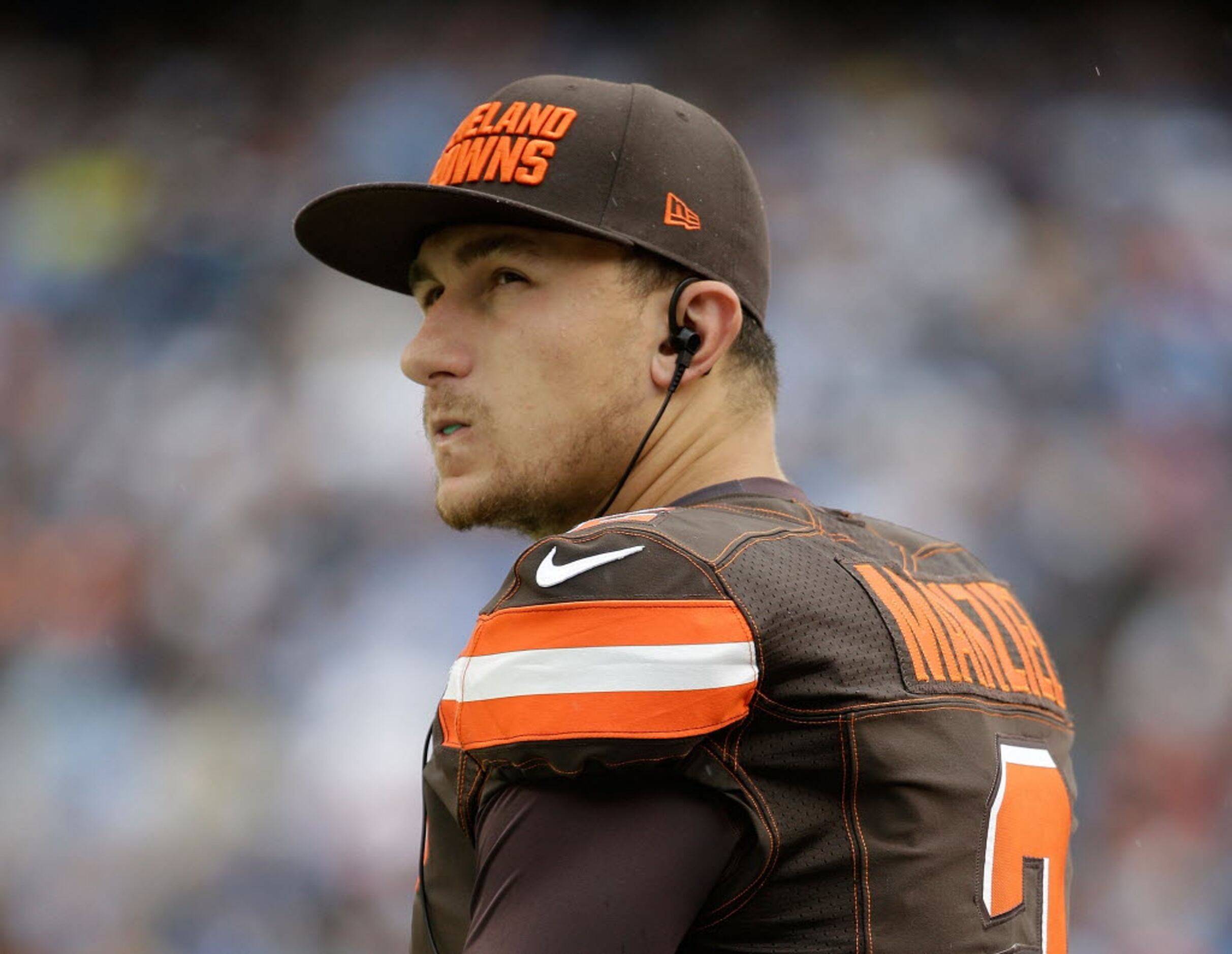 Browns hang on to Manziel, lose 4 starters in free agency