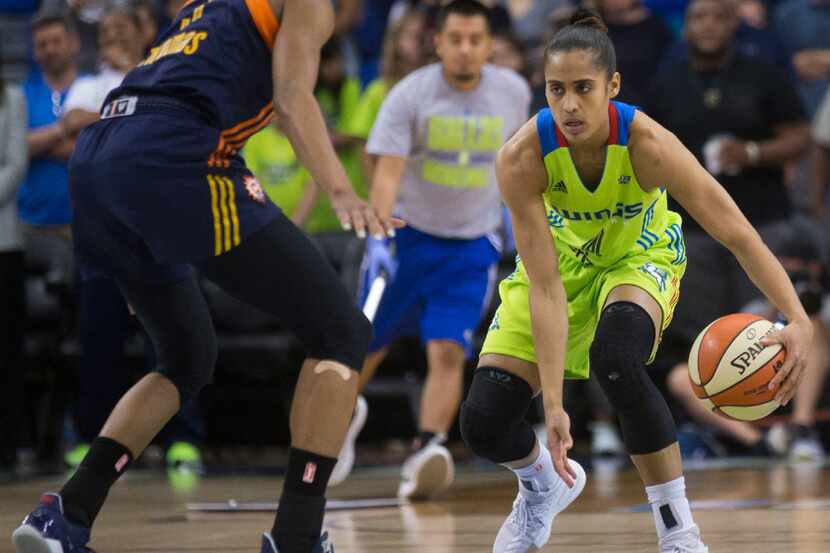 Dallas Wings guard Skylar Diggins-Smith (4) prepares to make a break past Connecticut Sun...