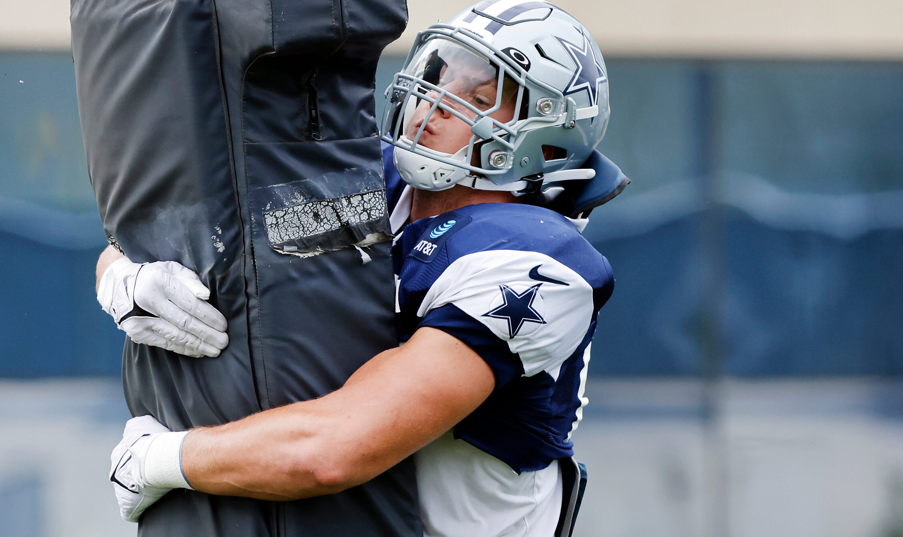 Dallas Cowboys linebacker Leighton Vander Esch (55) kits the blocking sled during practice...