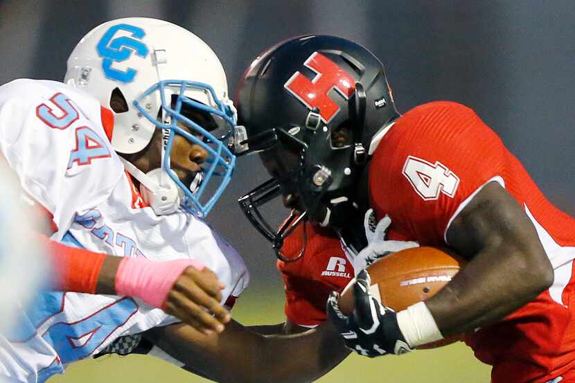 Hillcrest running back Nasir Reynolds (4) comes face-to-face with Carter defensive end Randy...