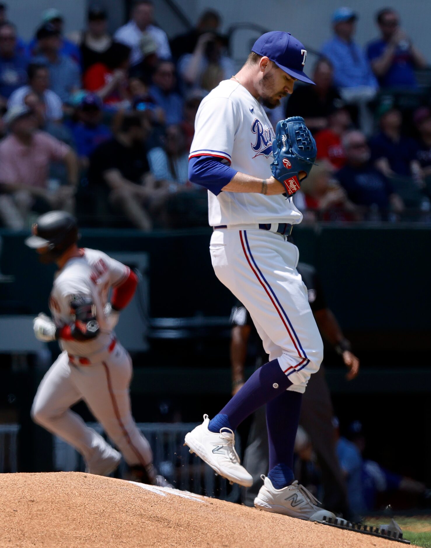 Texas Rangers starting pitcher Andrew Heaney (44) returns to the mound after giving up a...