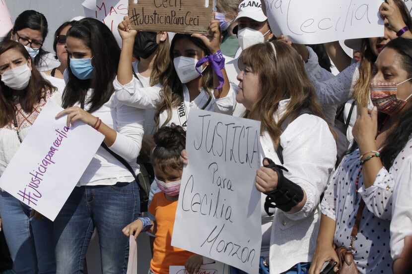 Decenas de mujeres acudieron el domingo al edificio de la Fiscalía General de Puebla para...