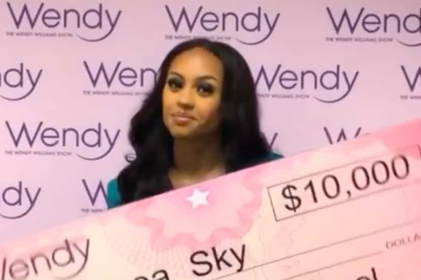 Genea Sky recibió un cheque por $10,000 de Wendy Williams.