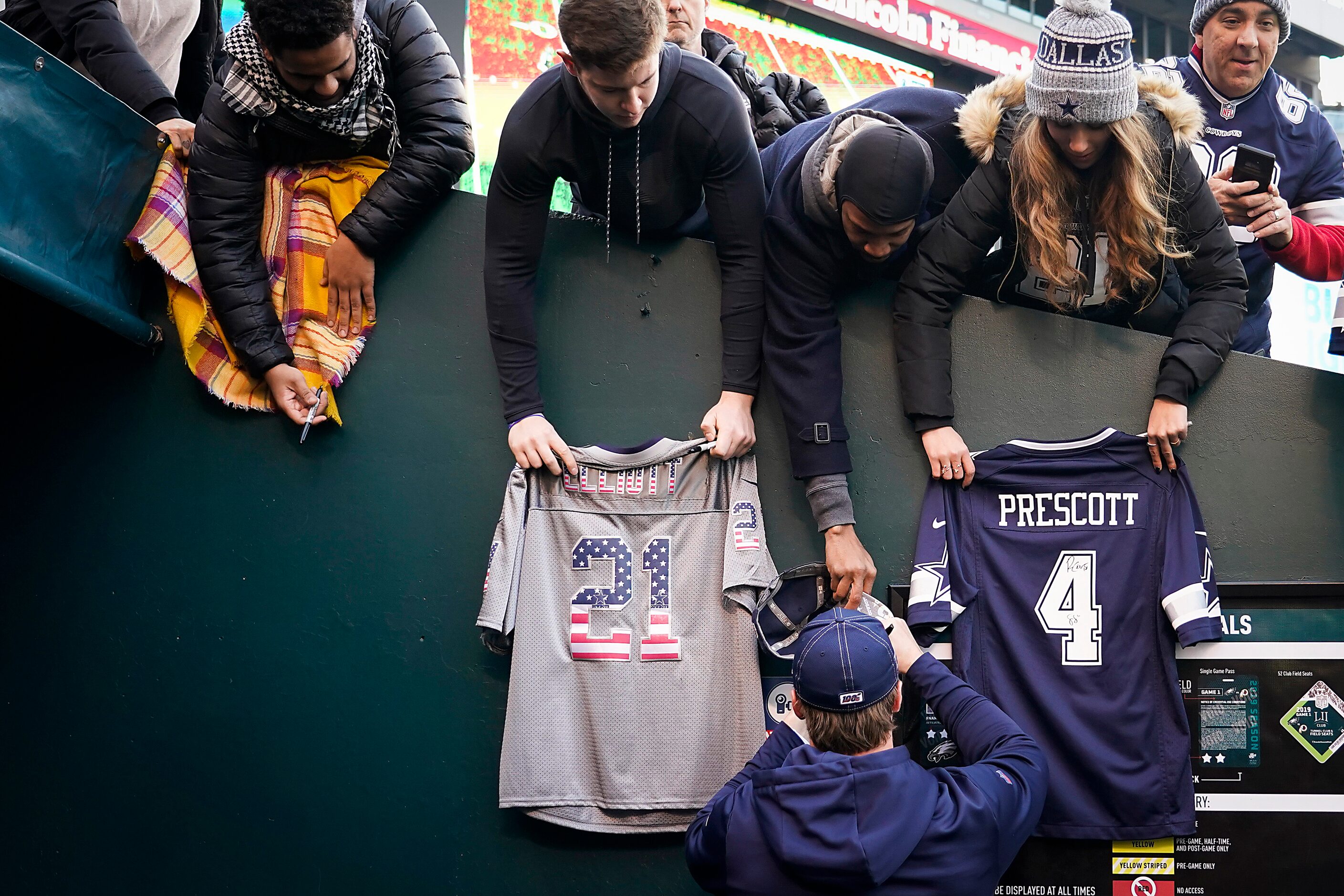 Dallas Cowboys outside linebacker Sean Lee signs autographs for fans before an NFL football...