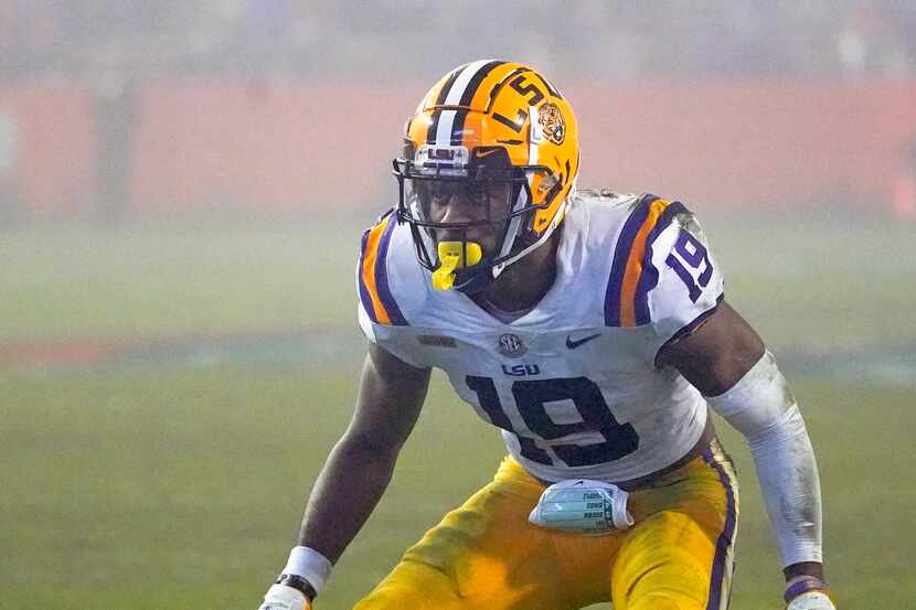 LSU linebacker Jabril Cox covers a play against Florida during the second half of an NCAA...