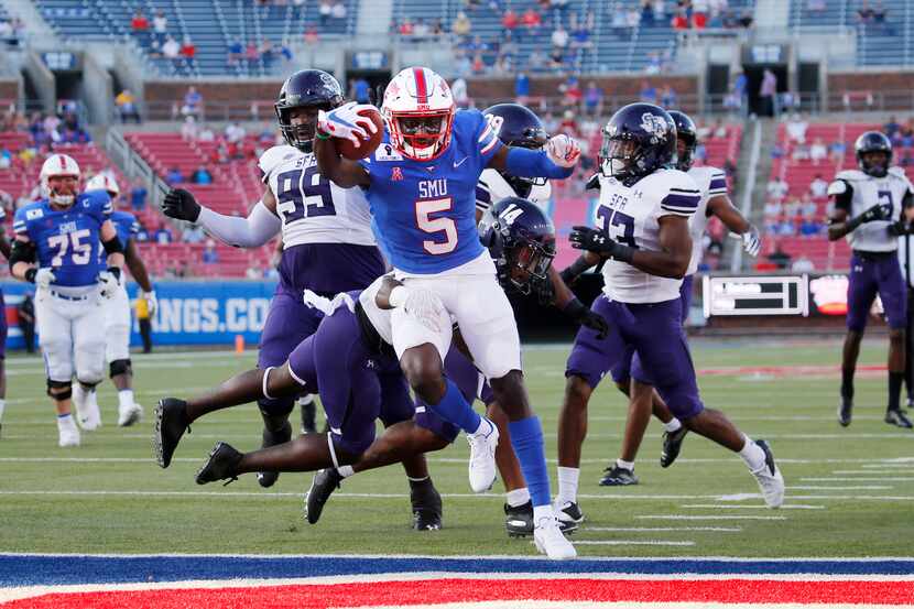 Southern Methodist Mustangs wide receiver Danny Gray (5) scores a touchdown as Stephen F....