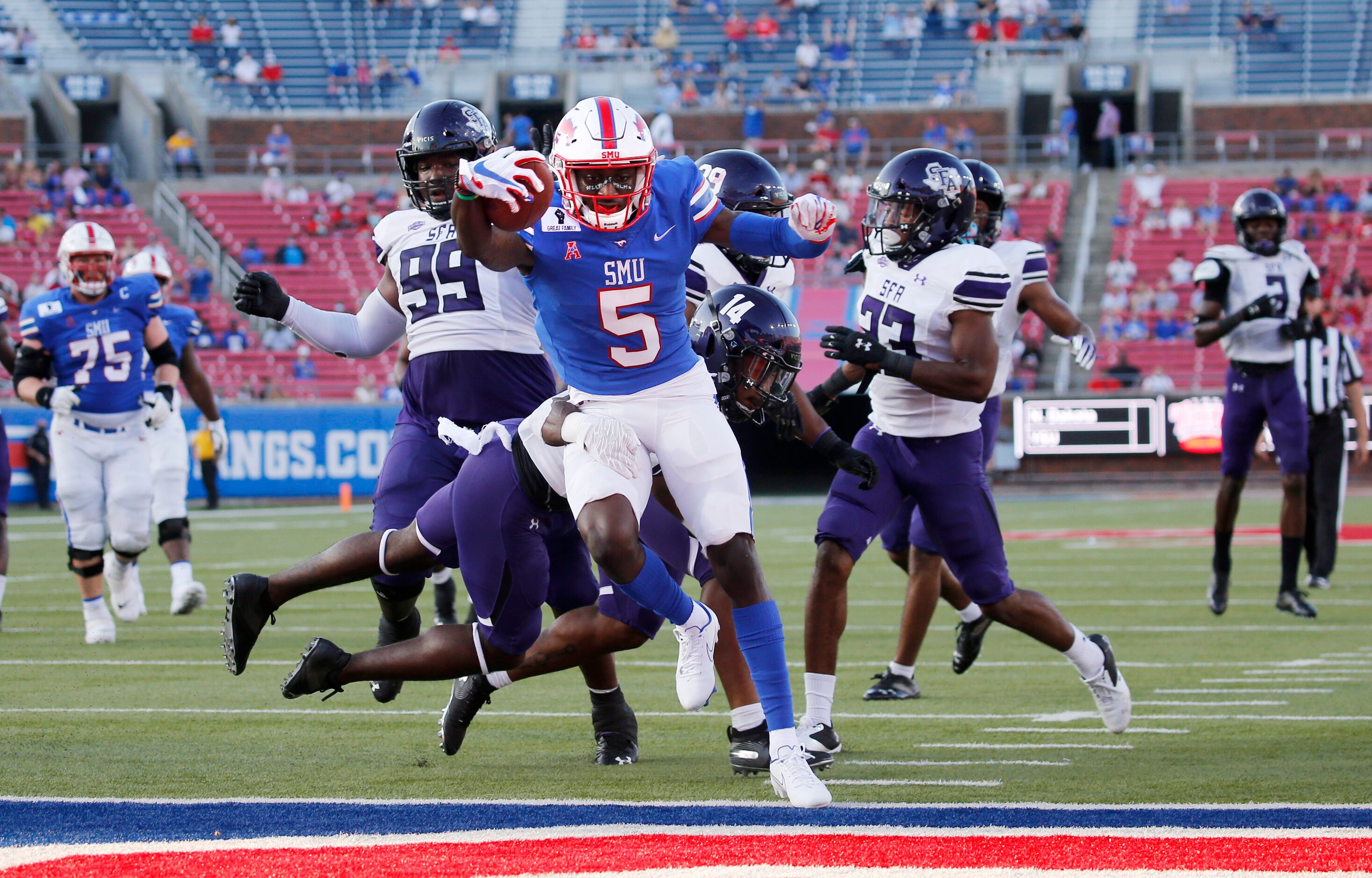 Southern Methodist Mustangs wide receiver Danny Gray (5) scores a touchdown as Stephen F....