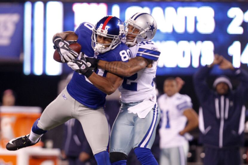 New York Giants wide receiver Victor Cruz (80) catches a deep ball on a third down play as...