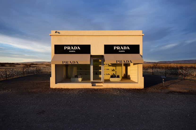Prada Marfa es una instalación de arte permanente erigida en 2005 en medio del desierto...