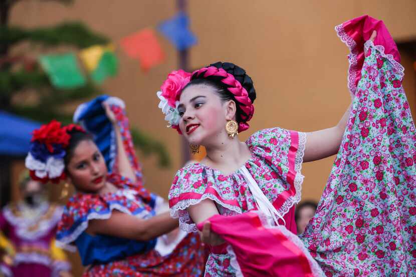 Ballet Folklorico Hispano de Dallas durante el evento Canto y Grito dentro de las...