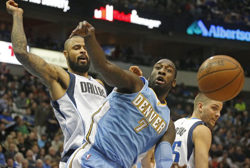 Dallas' Tyson Chandler, left, and Chandler Parsons, right, battle for a rebound with JJ...