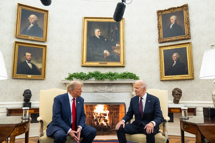 El presidente Joe Biden saluda al presidente electo Donald Trump en la Oficina Oval de la...