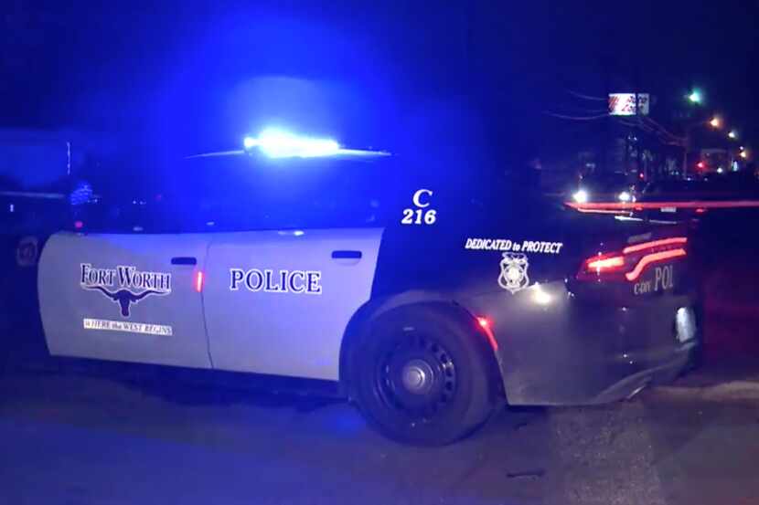La policía llegó a la escena del accidente el lunes por la noche en Fort Worth.