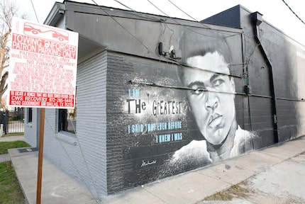 
Un mural de Muhammad Ali es de autoría de Theo Ponchaveli, un artista local del graffiti.