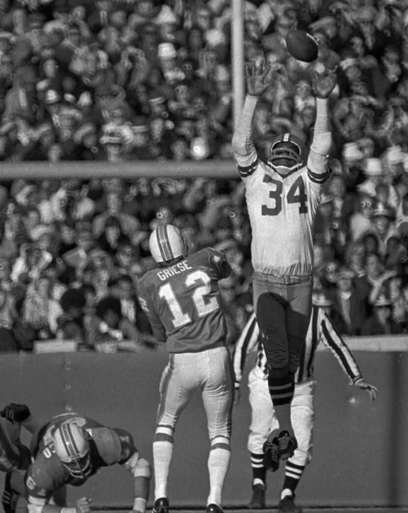 Dallas defensive back Cornell Green goes high in the air Jan.16, 1972 to bat down Bob...