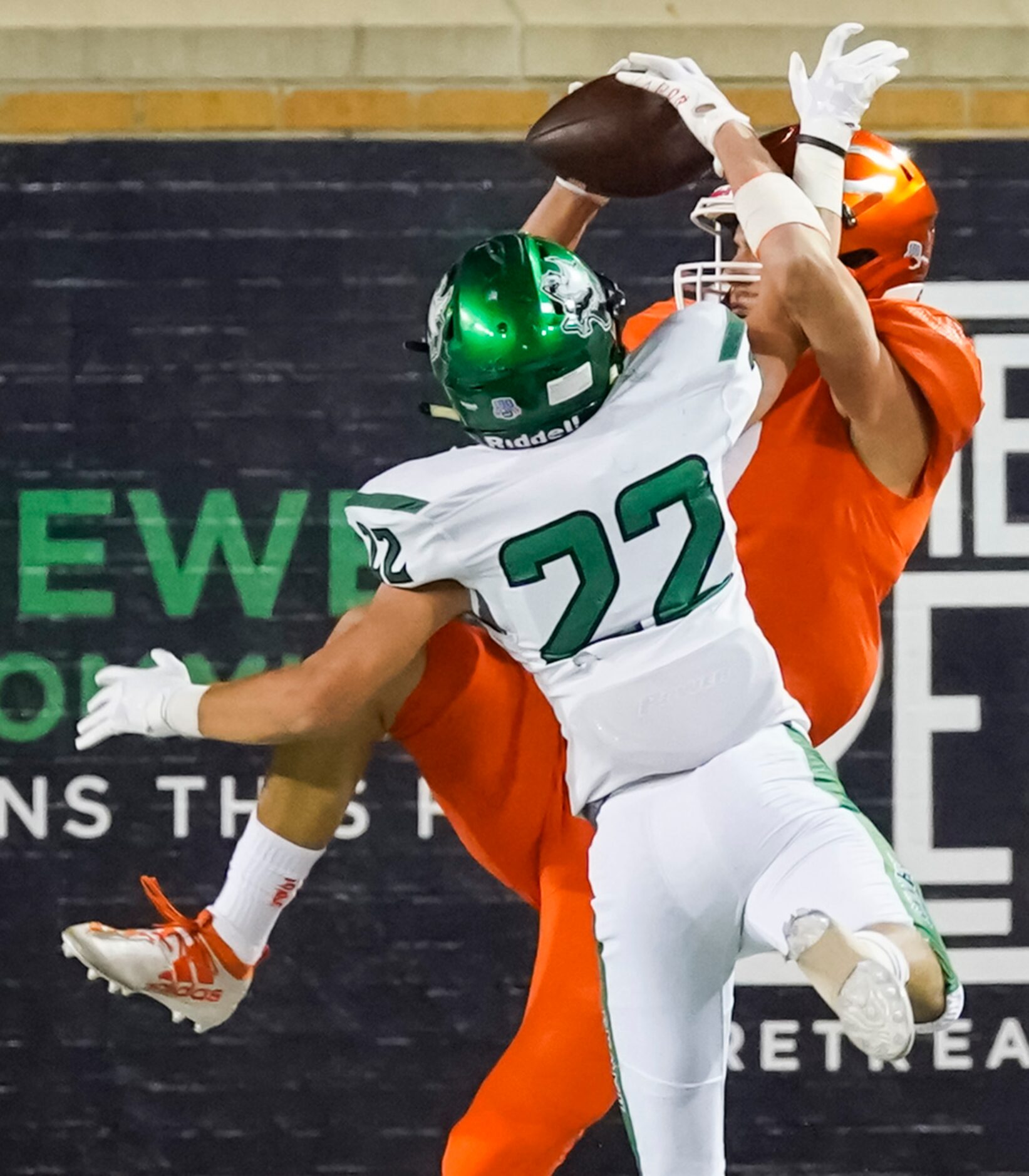 Celina wide receiver DJ Dell'Anno (17) catches a touchdown  pass over Iowa Park defensive...