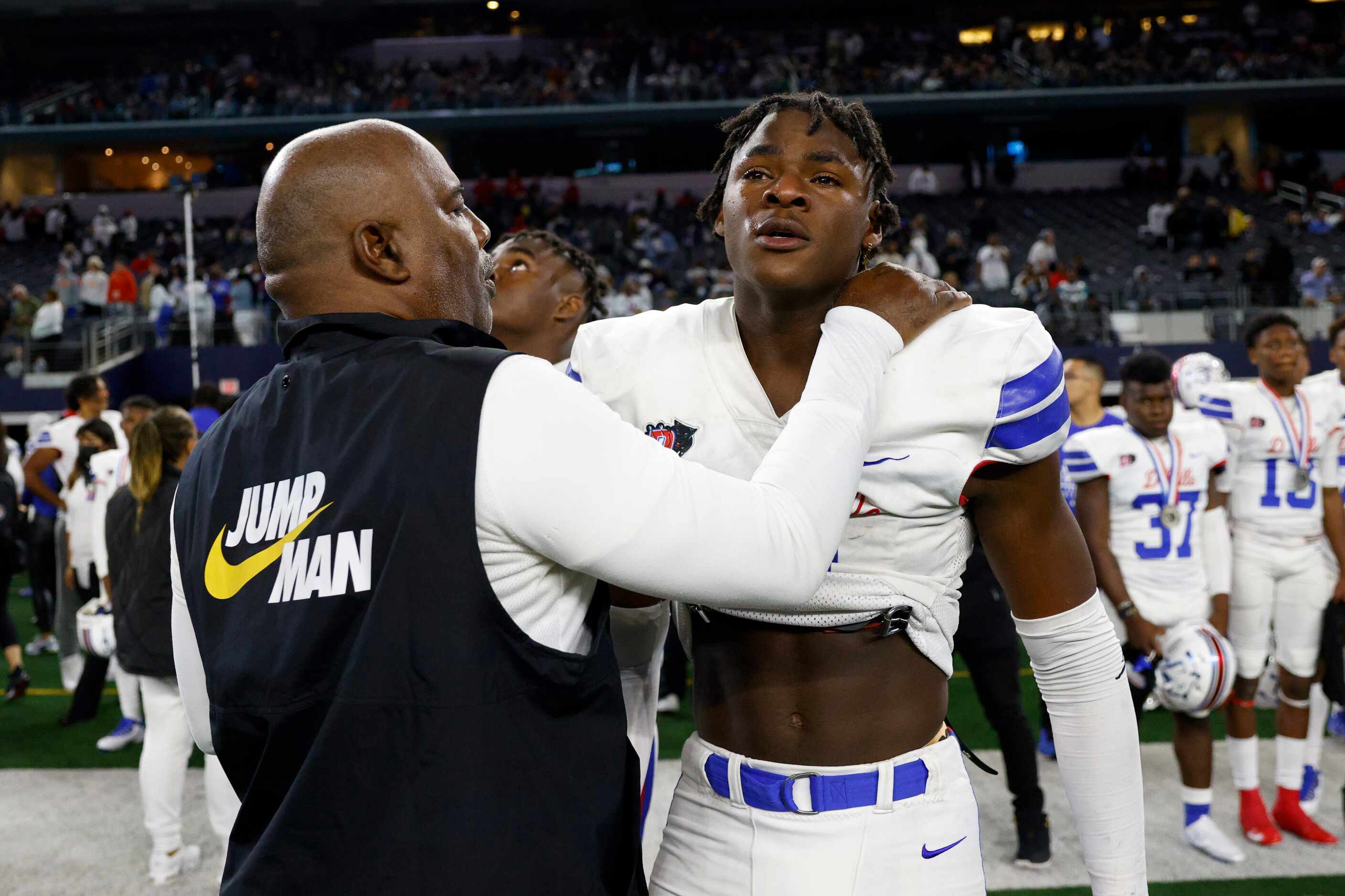 Duncanville head coach Reginald Samples comforts Duncanville linebacker Colin Simmons (8)...